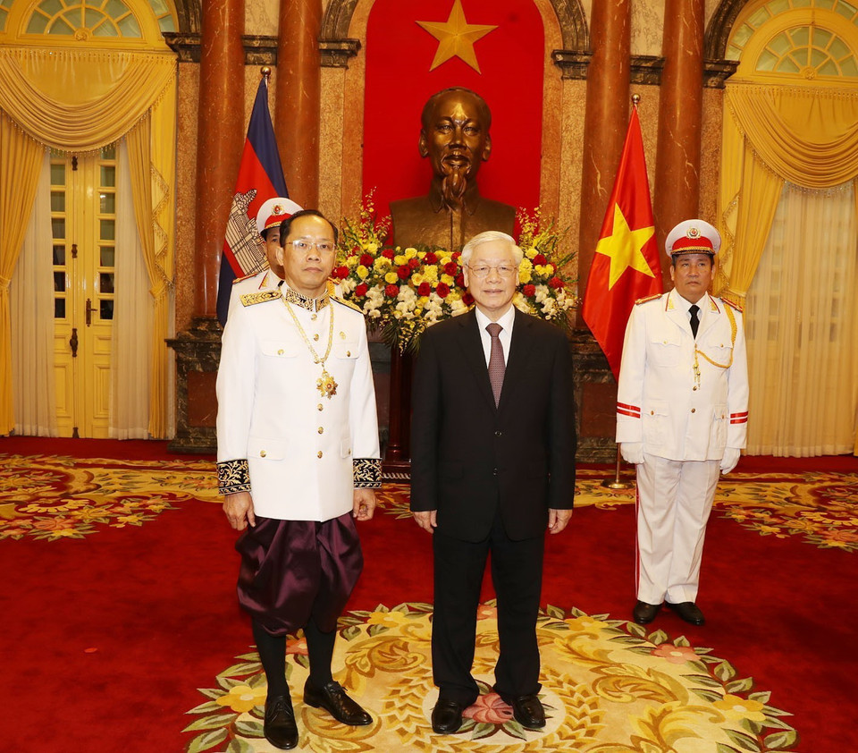 Tổng Bí thư, Chủ tịch nước Nguyễn Phú Trọng tiếp Ông Chay Navuth, Đại sứ Đặc mệnh toàn quyền Vương quốc Campuchia tại Việt Nam đến trình Quốc thư. (Ảnh: Trí Dũng/TTXVN)