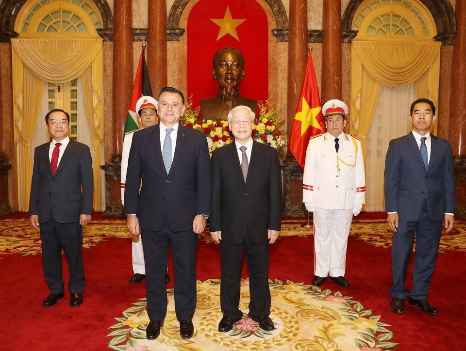 Tổng Bí thư, Chủ tịch nước Nguyễn Phú Trọng tiếp Ông Mahmoud Daiffallah Al-Hamoud, Đại sứ Đặc mệnh toàn quyền Vương quốc Hashemite Jordan tại Việt Nam đến trình Quốc thư. (Ảnh: Trí Dũng/TTXVN) (Ảnh: Phương Hoa/TTXVN)