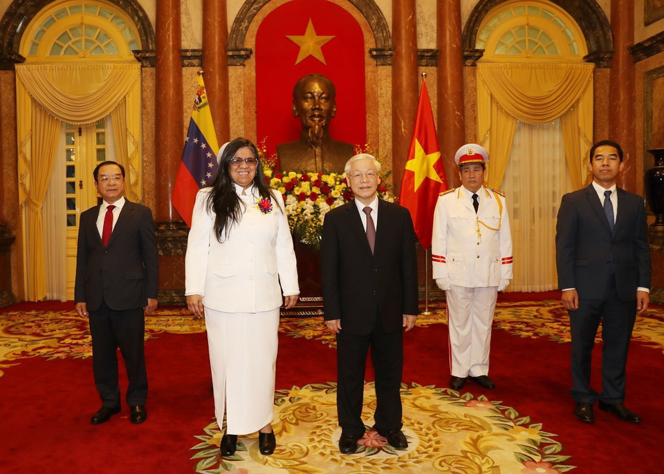 Tổng Bí thư, Chủ tịch nước Nguyễn Phú Trọng tiếp Bà Tatiana Josefina Pugh Moreno, Đại sứ Đặc mệnh toàn quyền Cộng hòa Bolivariana Venezuela tại Việt Nam đến trình Quốc thư. (Ảnh: Trí Dũng/TTXVN)