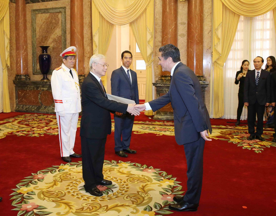 Tổng Bí thư, Chủ tịch nước Nguyễn Phú Trọng tiếp Ông Raul Alberto Florentin Antola, Đại sứ Đặc mệnh toàn quyền Cộng hòa Paraguay tại Việt Nam đến trình Quốc thư. (Ảnh: Phương Hoa/TTXVN)