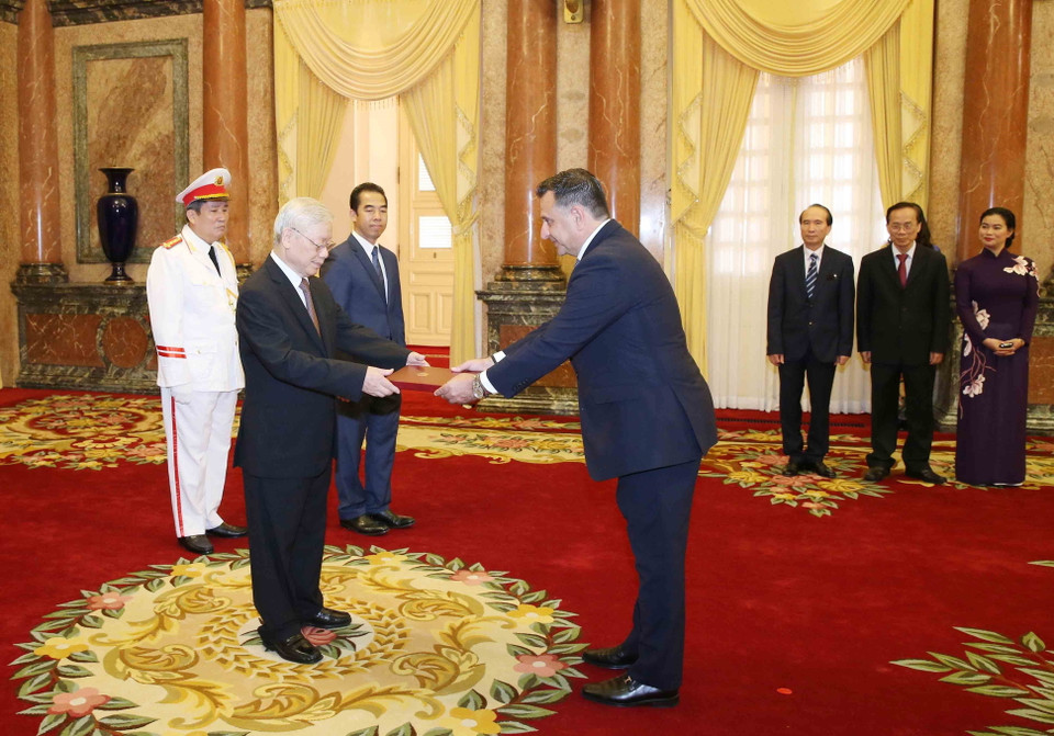 Tổng Bí thư, Chủ tịch nước Nguyễn Phú Trọng tiếp Ông Mahmoud Daiffallah Al-Hamoud, Đại sứ Đặc mệnh toàn quyền Vương quốc Hashemite Jordan tại Việt Nam đến trình Quốc thư. (Ảnh: Phương Hoa/TTXVN)