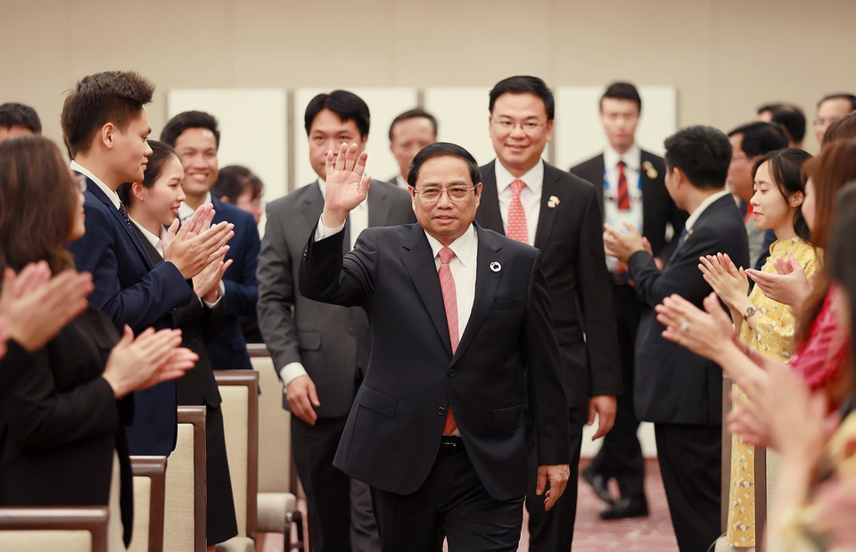 Cộng đồng người Việt Nam tại Nhật Bản chào đón Thủ tướng Phạm Minh Chính. (Ảnh: Dương Giang/TTXVN)