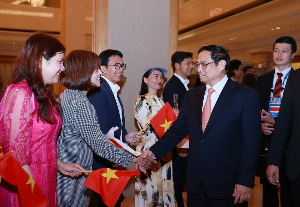 Cán bộ, nhân viên Đại sứ quán và cộng đồng người Việt Nam tại Nhật Bản đón Thủ tướng Phạm Minh Chính. (Ảnh: Dương Giang/TTXVN)