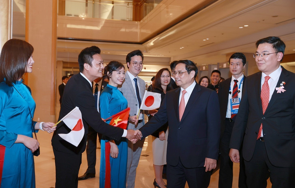 Cán bộ, nhân viên Đại sứ quán và cộng đồng người Việt Nam tại Nhật Bản đón Thủ tướng Phạm Minh Chính. (Ảnh: Dương Giang/TTXVN)