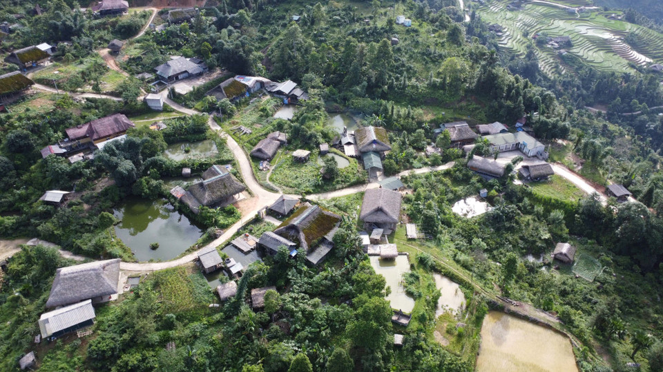 Những ngôi nhà mái cọ phủ rêu phong là điểm nhấn cho du khách tìm đến du lịch, khám phá tại thôn Xà Phìn, dãy Tây Côn Lĩnh. (Ảnh: Hoàng Hiếu/TTXVN)