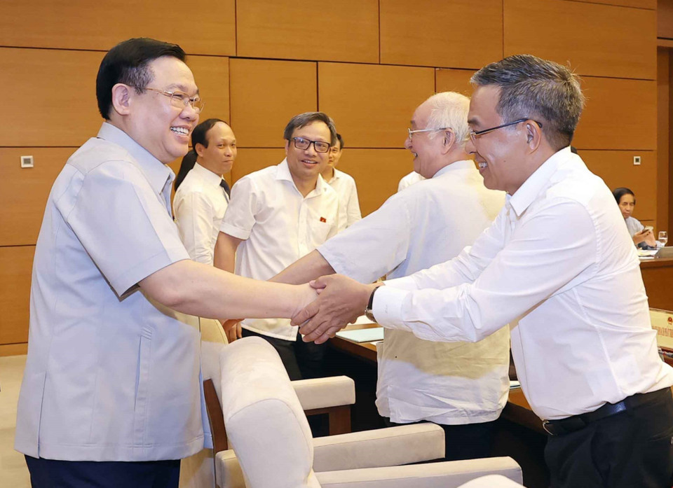 Chủ tịch Quốc hội Vương Đình Huệ với đại biểu. (Ảnh: Doãn Tấn/TTXVN)