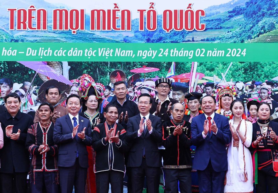 Chủ tịch nước Võ Văn Thưởng, các đồng chí lãnh đạo và đồng bào các dân tộc Việt Nam. (Ảnh: Thống Nhất/TTXVN)
