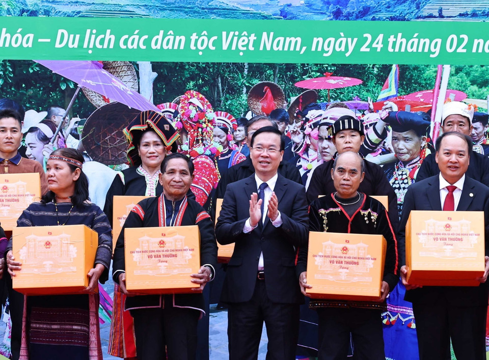 Chủ tịch nước Võ Văn Thưởng tặng quà cho đại diện đồng bào các dân tộc và Làng Văn hóa-Du lịch các dân tộc Việt Nam. (Ảnh: Thống Nhất/TTXVN)