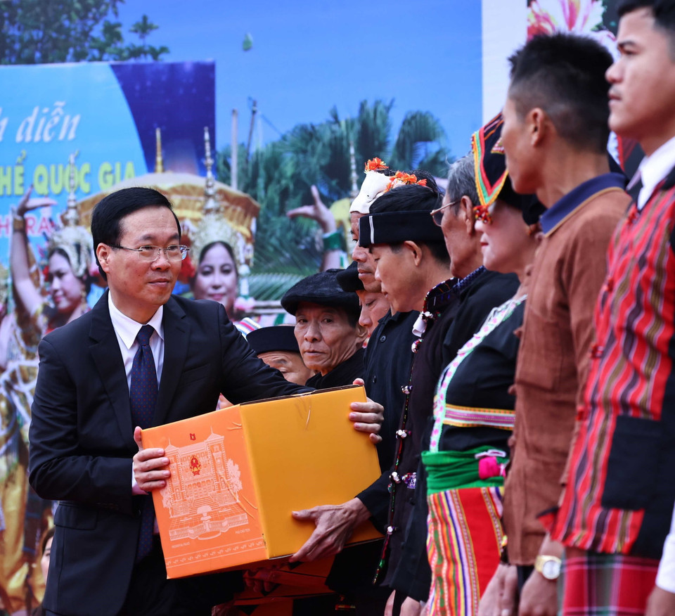 Chủ tịch nước Võ Văn Thưởng tặng quà cho đại diện đồng bào các dân tộc và Làng Văn hóa-Du lịch các dân tộc Việt Nam. (Ảnh: Thống Nhất/TTXVN)