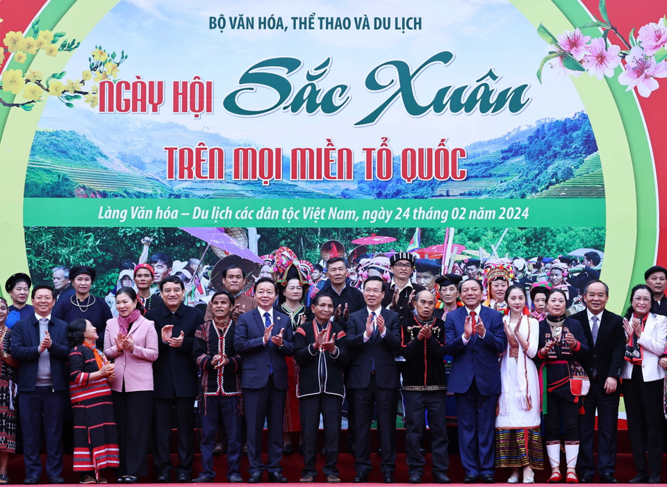 Chủ tịch nước Võ Văn Thưởng, các đồng chí lãnh đạo và đồng bào các dân tộc Việt Nam. (Ảnh: Thống Nhất/TTXVN)
