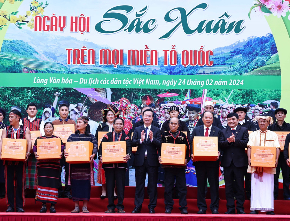 Chủ tịch nước Võ Văn Thưởng tặng quà cho đại diện đồng bào các dân tộc và Làng Văn hóa-Du lịch các dân tộc Việt Nam. (Ảnh: Thống Nhất/TTXVN)