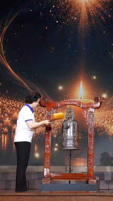 Bí thư Trung ương Đảng, Phó Thủ tướng Phạm Thị Thanh Trà thỉnh chuông tri ân những người chết não hiến tặng mô, tạng. (Ảnh: PV/Vietnam+)