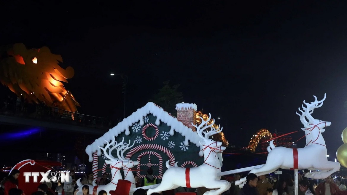 Tiểu cảnh Giáng sinh được trang trí tại khuôn viên cầu Rồng (Đà Nẵng). (Ảnh: Trần Lê Lâm/TTXVN)