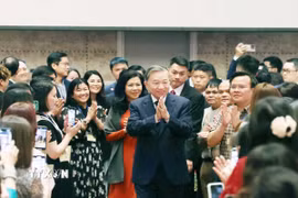 Tổng Bí thư Tô Lâm và Phu nhân gặp gỡ cán bộ, nhân viên cơ quan đại diện và đại diện cộng đồng người Việt Nam tại Singapore. (Ảnh: Thống Nhất/TTXVN)
