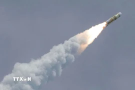 Tên lửa rời bệ phóng tại Trung tâm vũ trụ Tanegashima ở tỉnh Kagoshima (Nhật Bản). (Ảnh: Kyodo/TTXVN)