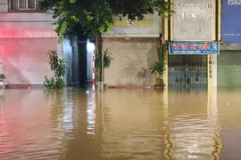 Nhiều tuyến đường ở trung tâm thành phố Thái Nguyên ngập sâu do mưa lớn