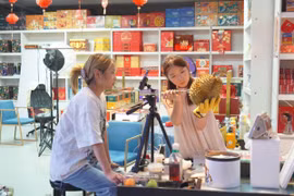 Cửa hàng sầu riêng tại chợ đầu mối Tân Phát Địa ở Bắc Kinh "livestream" bán hàng. (Ảnh: Quang Hưng/TTXVN)