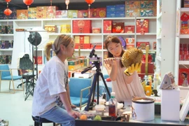 Cửa hàng sầu riêng tại chợ đầu mối Tân Phát Địa ở Bắc Kinh "livestream" bán hàng. (Ảnh: Quang Hưng/TTXVN)