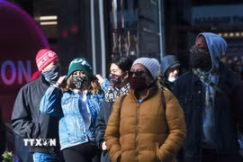 Người dân tại New York (Mỹ). (Ảnh: AFP/TTXVN)