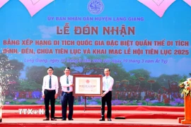 Thừa ủy quyền của Thủ tướng Chính phủ, Phó Chủ tịch Thường trực Ủy ban Nhân dân tỉnh Bắc Giang Mai Sơn trao Bằng xếp hạng Di tích Quốc gia đặc biệt Quần thể di tích đình, đền, chùa Tiên Lục cho lãnh đạo huyện Lạng Giang. (Ảnh: Đồng Thúy/TTXVN)