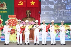 Giám đốc Công an tỉnh Đồng Nai trao quyết định công tác nhân sự tại các đơn vị. (Ảnh: TTXVN phát)