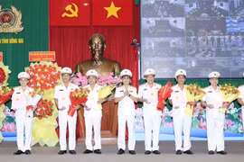 Giám đốc Công an tỉnh Đồng Nai trao quyết định công tác nhân sự tại các đơn vị. (Ảnh: TTXVN phát)
