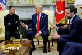 Tổng thống Mỹ Donald Trump (giữa) bất đồng quan điểm với Tổng thống Ukraine Volodymyr Zelensky (trái) về cuộc xung đột Nga-Ukraine trong hội đàm tại Nhà Trắng, ngày 28/2/2025. (Ảnh: Reuters/TTXVN)