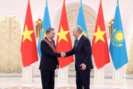 Tổng thống Kassym-Jomart Tokayev trao Huân chương Hữu nghị hạng Nhất của Nhà nước Kazakhstan cho Tổng Bí thư Tô Lâm. (Ảnh: Thống Nhất/TTXVN)