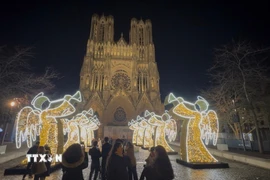 Khu vực nhà thờ lớn được thắp sáng dịp Giáng sinh và Năm mới 2025. (Ảnh: Đào Dũng/TTXVN)