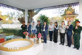 Đoàn dâng hương tại nơi các anh hùng liệt sỹ Việt Nam-Lào hy sinh trong Khu di tích Liên minh chiến đấu Lào-Việt Nam. (Ảnh: Xuân Tú/TTXVN)