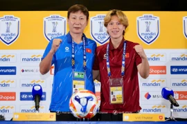 Huấn luyện viên Kim Sang Sik và tiền vệ Viktor Le tham dự họp báo trước trận chung kết. (Nguồn: VFF)