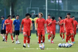 Các cầu thủ đội tuyển U23 Việt Nam có buổi tập trên sân vận động Lapangan tại Thủ đô Jakarta vào chiều 28/7. (Nguồn: VFF)