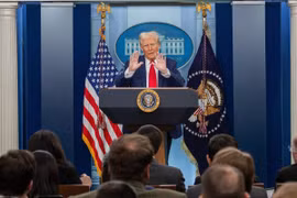 Tổng thống Mỹ Donald Trump phát biểu họp báo tại Nhà Trắng, Washington, D.C., ngày 30/1/2025. (Ảnh: THX/TTXVN)