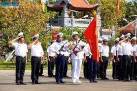 Giữa trùng khơi sóng gió, lễ chào cờ của cán bộ, chiến sỹ và nhân dân trên đảo Trường Sa diễn ra trang nghiêm và xúc động. (Ảnh: Diệu Thúy/TTXVN)