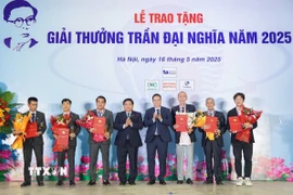 Phó Thủ tướng Nguyễn Chí Dũng và Giáo sư-Tiến sỹ Châu Văn Minh - Chủ tịch Viện Hàn lâm Khoa học và Công nghệ Việt Nam trao giải thưởng Trần Đại Nghĩa năm 2025 cho hai nhóm tác giả. (Ảnh: Hoàng Hiếu/TTXVN)
