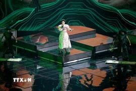 Đức Phúc biểu diễn ca khúc "Phù Đổng Thiên Vương" tại cuộc thi. (Ảnh: Trần Hải/TTXVN)