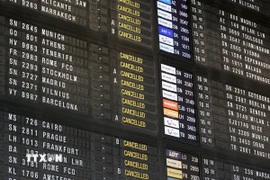 Bảng thông tin chuyến bay tại Sân bay Brussels ở Zaventem (Bỉ). (Ảnh: THX/TTXVN)