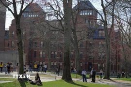 Sinh viên trong khuôn viên Đại học Harvard, ngày 15/4/2025. (Ảnh: Reuters/TTXVN)