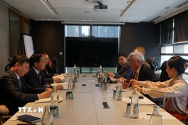 Phó Thủ tướng, Bộ trưởng Ngoại giao Bùi Thanh Sơn (thứ ba, trái) tiếp Chủ tịch Ngân hàng Đầu tư cơ sở hạ tầng châu Á. (Ảnh: Hằng Linh/TTXVN)