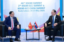 Thủ tướng Phạm Minh Chính gặp Thủ tướng Lào Sonexay Siphandone. (Ảnh: Dương Giang/TTXVN)