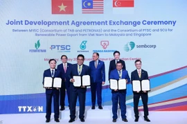 Thủ tướng Phạm Minh Chính cùng Thủ tướng Malaysia Anwar Ibrahim và Thủ tướng Singapore Lawrence Wong chứng kiến trao đổi Thỏa thuận phát triển chung về xuất khẩu điện tái tạo từ Việt Nam sang Malaysia và Singapore. (Ảnh: Dương Giang/TTXVN)