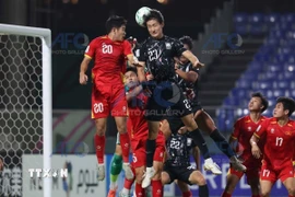 Võ Anh Quân (số 20) U23 Việt Nam cản phá pha đánh đầu của cầu thủ U23 Hàn Quốc. (Ảnh: AFC/TTXVN)