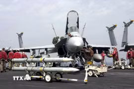 Hệ thống tên lửa không đối không tầm trung tiên tiến (AMRAAM) của Mỹ (phía trước) trên tàu sân bay USS Abraham Lincoln. (Ảnh: AFP/TTXVN)