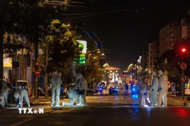 Nhân viên an ninh điều tra tại hiện trường vụ nổ bom bên ngoài văn phòng công ty đường sắt ở Athens (Hy Lạp) ngày 11/4/2025. (Ảnh: THX/TTXVN)