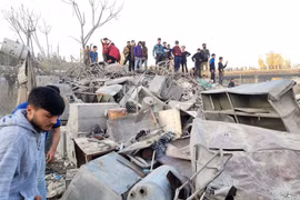 Hiện trường vụ nổ tại khu vực al-Raml al-Janoubi, Latakia (Syria), ngày 15/3/2025. (Ảnh: THX/TTXVN)