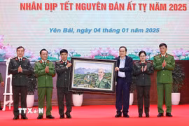 Chủ tịch Quốc hội Trần Thanh Mẫn tặng ảnh Bác Hồ cho Công an tỉnh Yên Bái. (Ảnh: Doãn Tấn/TTXVN)