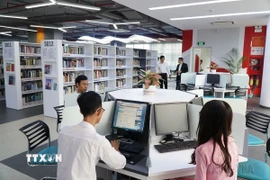 Thư viện Truyền cảm hứng của Trường Đại học Tôn Đức Thắng Thành phố Hồ Chí Minh với các dịch vụ mô phỏng theo mô hình thư viện các đại học Top 100 thế giới nhằm hỗ trợ tối đa khả năng tiếp cận và khai thác tất cả tài nguyên hiện có tại thư viện. (Ảnh: Phương Vy/TTXVN)