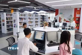 Thư viện Truyền cảm hứng của Trường Đại học Tôn Đức Thắng Thành phố Hồ Chí Minh với các dịch vụ mô phỏng theo mô hình thư viện các đại học Top 100 thế giới nhằm hỗ trợ tối đa khả năng tiếp cận và khai thác tất cả tài nguyên hiện có tại thư viện. (Ảnh: Phương Vy/TTXVN)