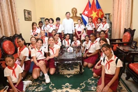 Học sinh Trường Tiểu học Võ Thị Thắng thăm phòng Khánh tiết, nơi Đại sứ Việt Nam tiếp các đoàn khách quốc tế và bạn bè Cuba. (Ảnh: Việt Hùng/TTXVN)