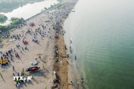 Tình nguyện viên dọn rác trên bờ biển ở Vịnh Manila (Philippines). (Ảnh minh họa: THX/TTXVN)